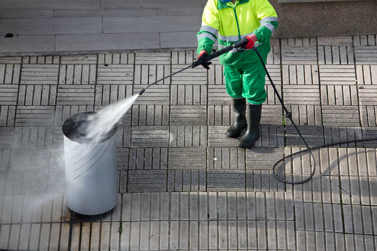 5 Benefits of hiring a professional trash bin cleaning service